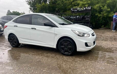 Hyundai Solaris II рестайлинг, 2013 год, 870 000 рублей, 2 фотография