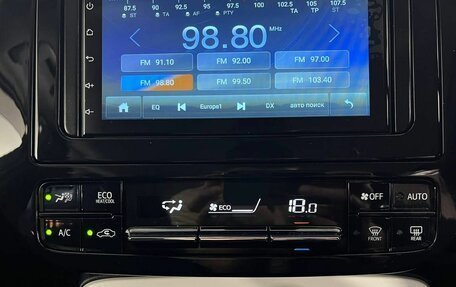 Toyota Prius IV XW50, 2018 год, 1 750 000 рублей, 13 фотография