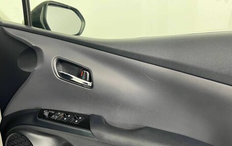 Toyota Prius IV XW50, 2018 год, 1 750 000 рублей, 15 фотография