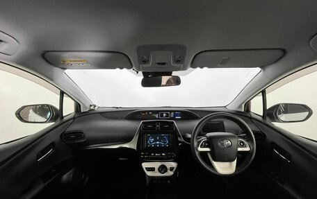 Toyota Prius IV XW50, 2018 год, 1 750 000 рублей, 10 фотография