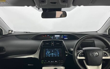Toyota Prius IV XW50, 2018 год, 1 750 000 рублей, 11 фотография
