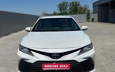 Toyota Camry, 2022 год, 3 890 000 рублей, 2 фотография