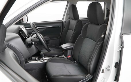 Mitsubishi Outlander III рестайлинг 3, 2021 год, 2 550 000 рублей, 10 фотография