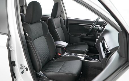 Mitsubishi Outlander III рестайлинг 3, 2021 год, 2 550 000 рублей, 8 фотография