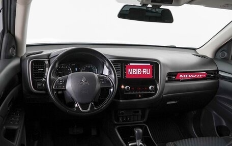 Mitsubishi Outlander III рестайлинг 3, 2021 год, 2 550 000 рублей, 6 фотография