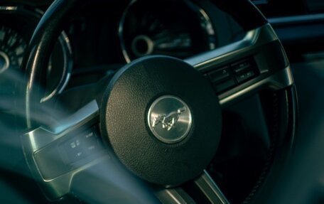 Ford Mustang VI рестайлинг, 2013 год, 1 997 000 рублей, 7 фотография