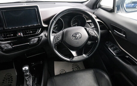Toyota C-HR I рестайлинг, 2017 год, 1 999 000 рублей, 9 фотография