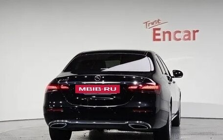 Mercedes-Benz E-Класс, 2022 год, 3 750 000 рублей, 3 фотография