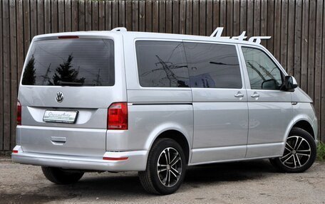 Volkswagen Multivan T6 рестайлинг, 2016 год, 3 000 000 рублей, 5 фотография