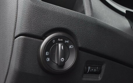 Volkswagen Multivan T6 рестайлинг, 2016 год, 3 000 000 рублей, 19 фотография