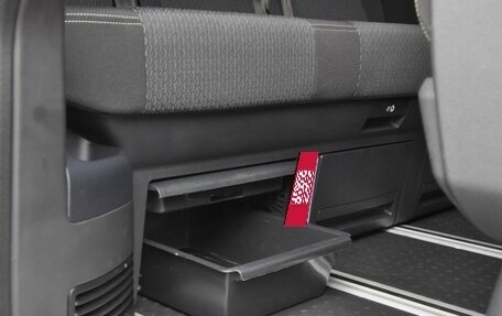 Volkswagen Multivan T6 рестайлинг, 2016 год, 3 000 000 рублей, 21 фотография