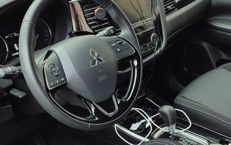 Mitsubishi Outlander III рестайлинг 3, 2020 год, 2 750 000 рублей, 9 фотография