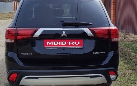 Mitsubishi Outlander III рестайлинг 3, 2020 год, 2 750 000 рублей, 4 фотография