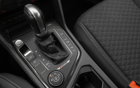 Volkswagen Tiguan II, 2018 год, 2 440 000 рублей, 19 фотография