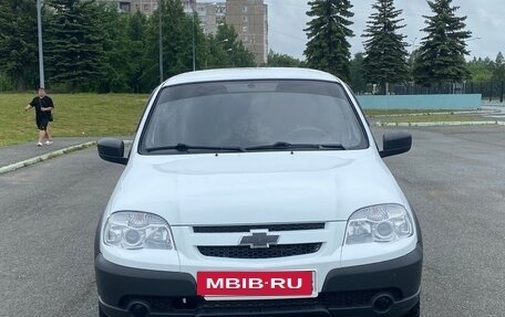 Chevrolet Niva I рестайлинг, 2015 год, 680 000 рублей, 2 фотография