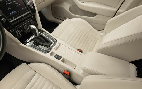 Volkswagen Passat B8 рестайлинг, 2015 год, 1 790 000 рублей, 18 фотография