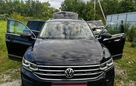 Volkswagen Tiguan II, 2021 год, 3 600 000 рублей, 2 фотография