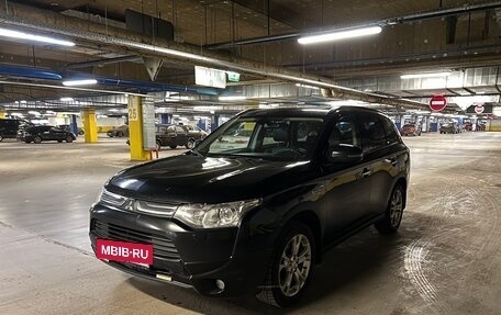 Mitsubishi Outlander III рестайлинг 3, 2013 год, 1 550 000 рублей, 2 фотография