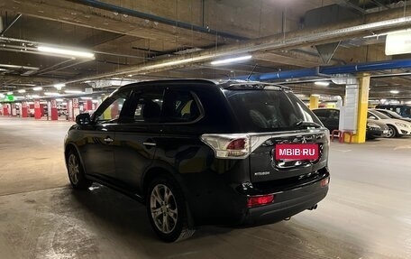 Mitsubishi Outlander III рестайлинг 3, 2013 год, 1 550 000 рублей, 4 фотография