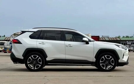 Toyota RAV4, 2022 год, 2 730 000 рублей, 2 фотография