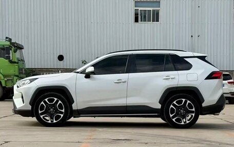 Toyota RAV4, 2022 год, 2 730 000 рублей, 3 фотография