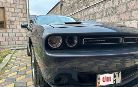 Dodge Challenger III рестайлинг 2, 2017 год, 1 590 000 рублей, 3 фотография