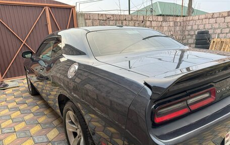 Dodge Challenger III рестайлинг 2, 2017 год, 1 590 000 рублей, 4 фотография