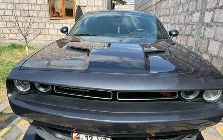 Dodge Challenger III рестайлинг 2, 2017 год, 1 590 000 рублей, 7 фотография
