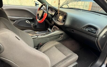 Dodge Challenger III рестайлинг 2, 2017 год, 1 590 000 рублей, 12 фотография