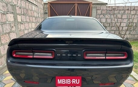 Dodge Challenger III рестайлинг 2, 2017 год, 1 590 000 рублей, 5 фотография