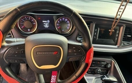 Dodge Challenger III рестайлинг 2, 2017 год, 1 590 000 рублей, 10 фотография