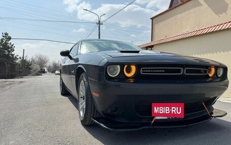 Dodge Challenger III рестайлинг 2, 2017 год, 1 590 000 рублей, 2 фотография