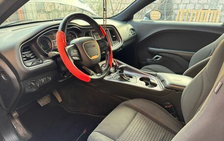 Dodge Challenger III рестайлинг 2, 2017 год, 1 590 000 рублей, 15 фотография