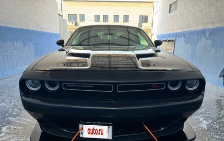 Dodge Challenger III рестайлинг 2, 2017 год, 1 590 000 рублей, 19 фотография