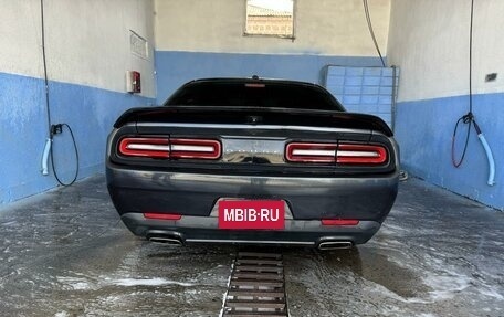 Dodge Challenger III рестайлинг 2, 2017 год, 1 590 000 рублей, 18 фотография