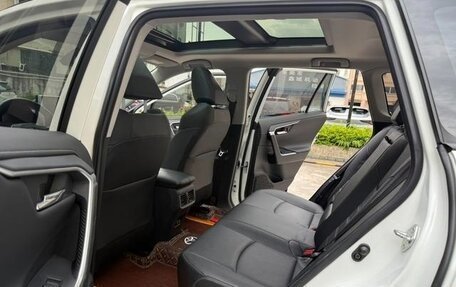 Toyota RAV4, 2022 год, 2 290 000 рублей, 11 фотография