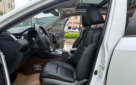 Toyota RAV4, 2022 год, 2 290 000 рублей, 10 фотография