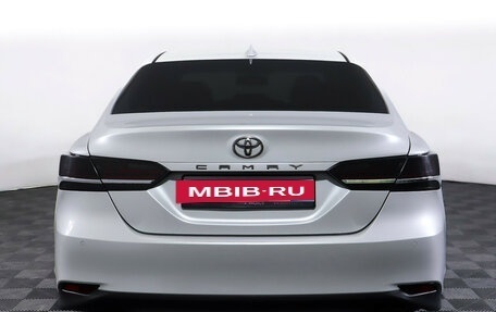 Toyota Camry, 2018 год, 1 725 000 рублей, 6 фотография
