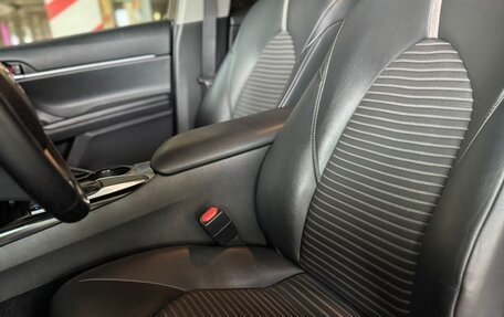 Toyota Camry, 2018 год, 1 870 000 рублей, 6 фотография