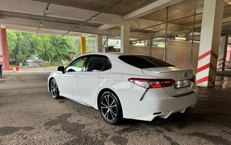 Toyota Camry, 2018 год, 1 870 000 рублей, 3 фотография