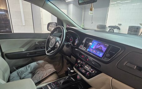 KIA Carnival III, 2017 год, 2 210 000 рублей, 10 фотография