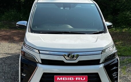 Toyota Voxy III, 2018 год, 2 400 000 рублей, 2 фотография