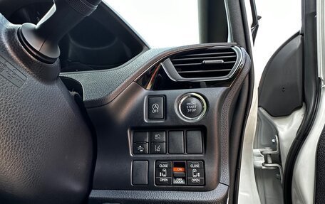 Toyota Voxy III, 2018 год, 2 400 000 рублей, 14 фотография