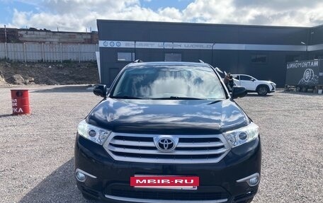 Toyota Highlander III, 2011 год, 1 880 000 рублей, 2 фотография