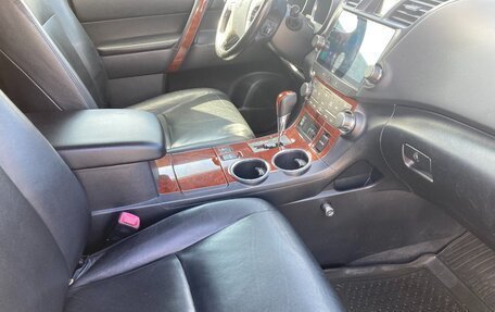 Toyota Highlander III, 2011 год, 1 880 000 рублей, 10 фотография