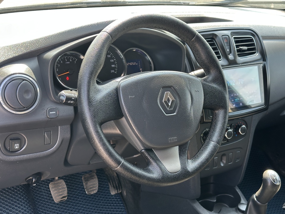 Renault Logan II, 2017 год, 745 000 рублей, 11 фотография