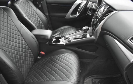 Mitsubishi Pajero Sport III рестайлинг, 2019 год, 2 580 000 рублей, 10 фотография