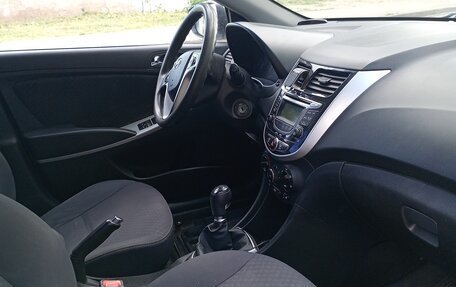 Hyundai Solaris II рестайлинг, 2013 год, 800 000 рублей, 2 фотография