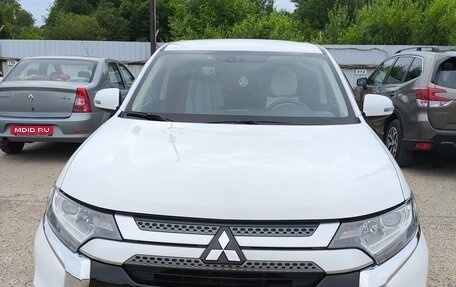 Mitsubishi Outlander III рестайлинг 3, 2019 год, 2 050 000 рублей, 1 фотография