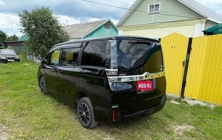 Toyota Voxy III, 2020 год, 2 300 000 рублей, 2 фотография